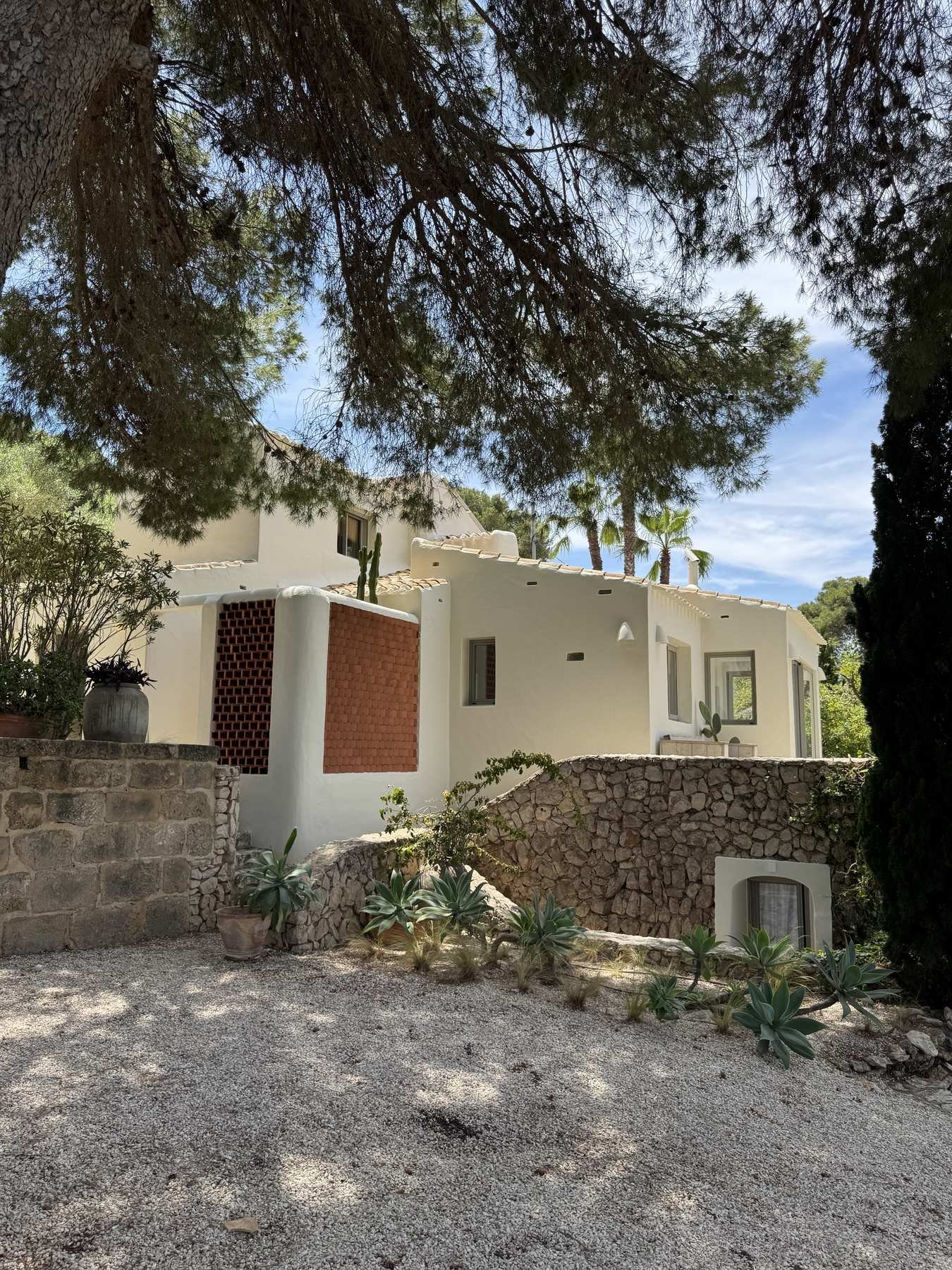 Fachada de Casa Carme, villa rústica ibicenca con torreón en Jávea