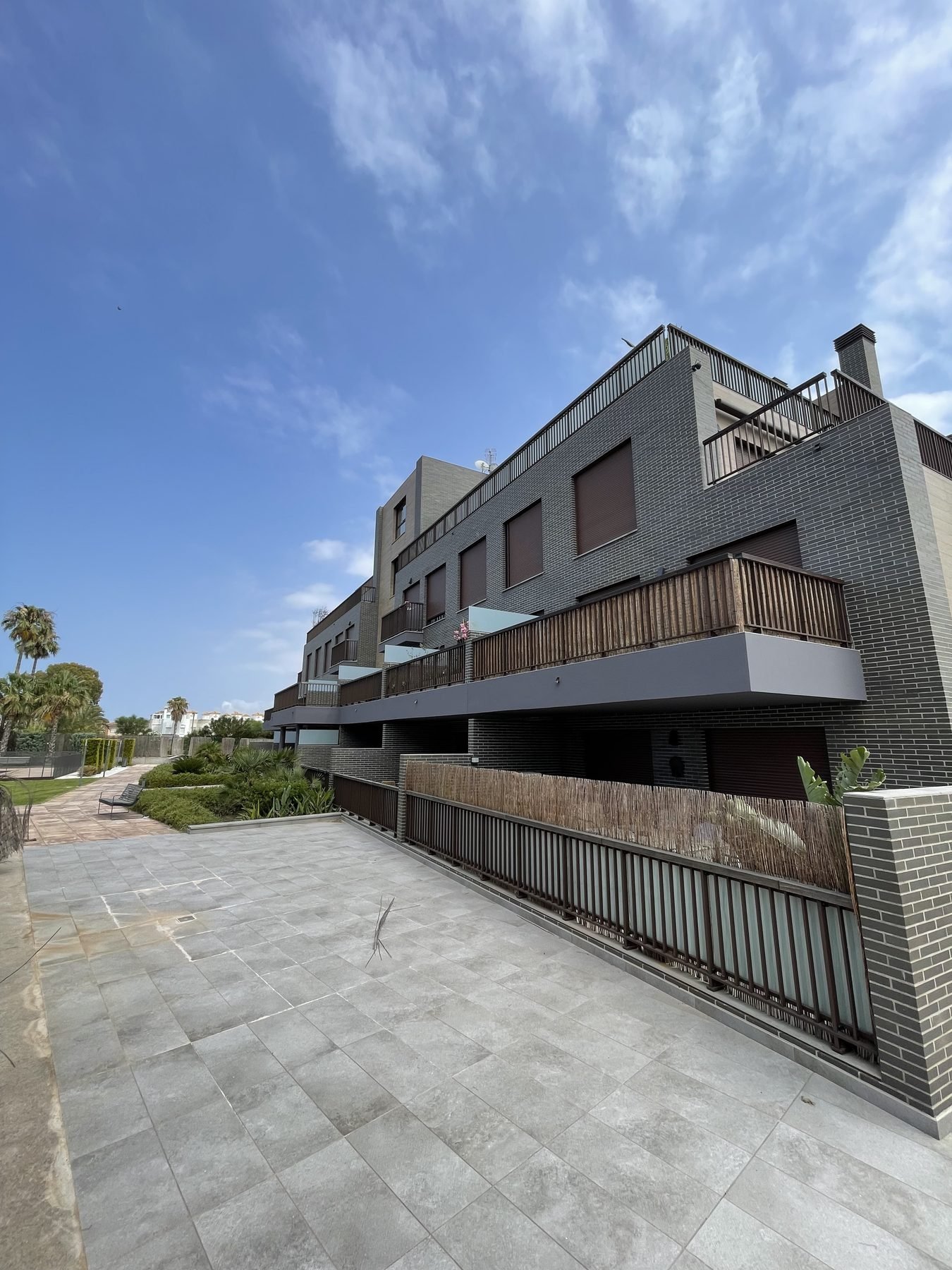 Detalle de fachada y balcones con celosía de madera en Urb. Las Lomas, El Vergel