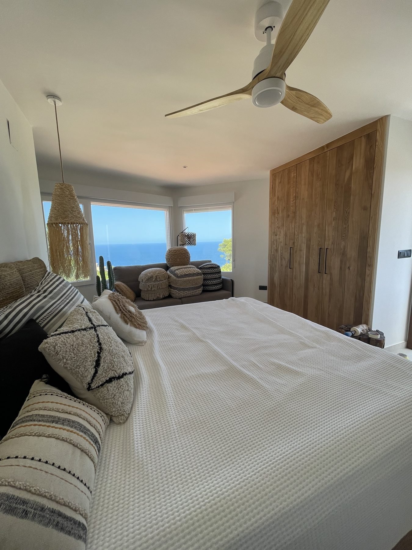 Dormitorio con vistas al mar recién pintado en Villa Mozart, Jávea