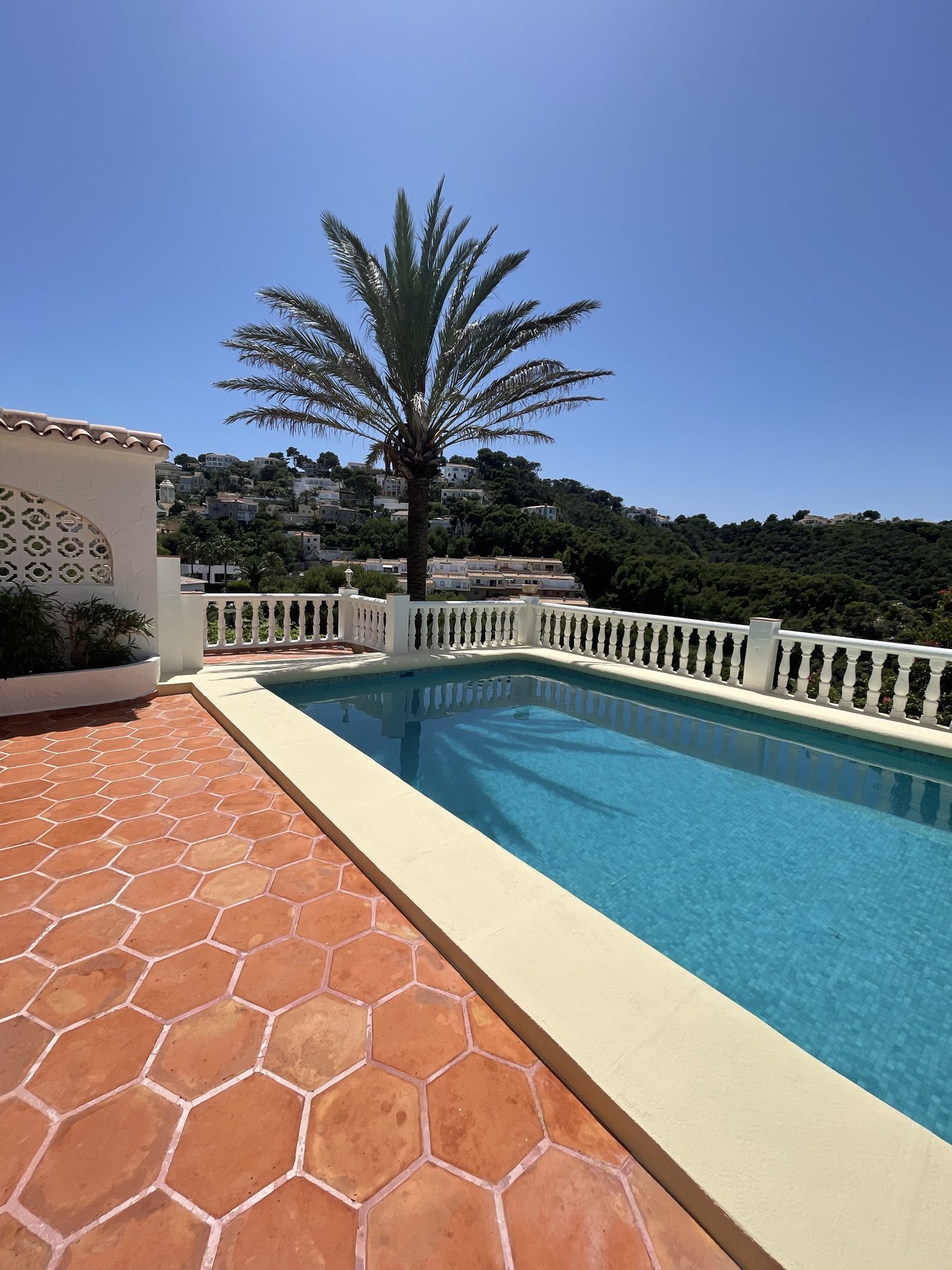 Pintura de piscina con solado de gres terracota en Jávea