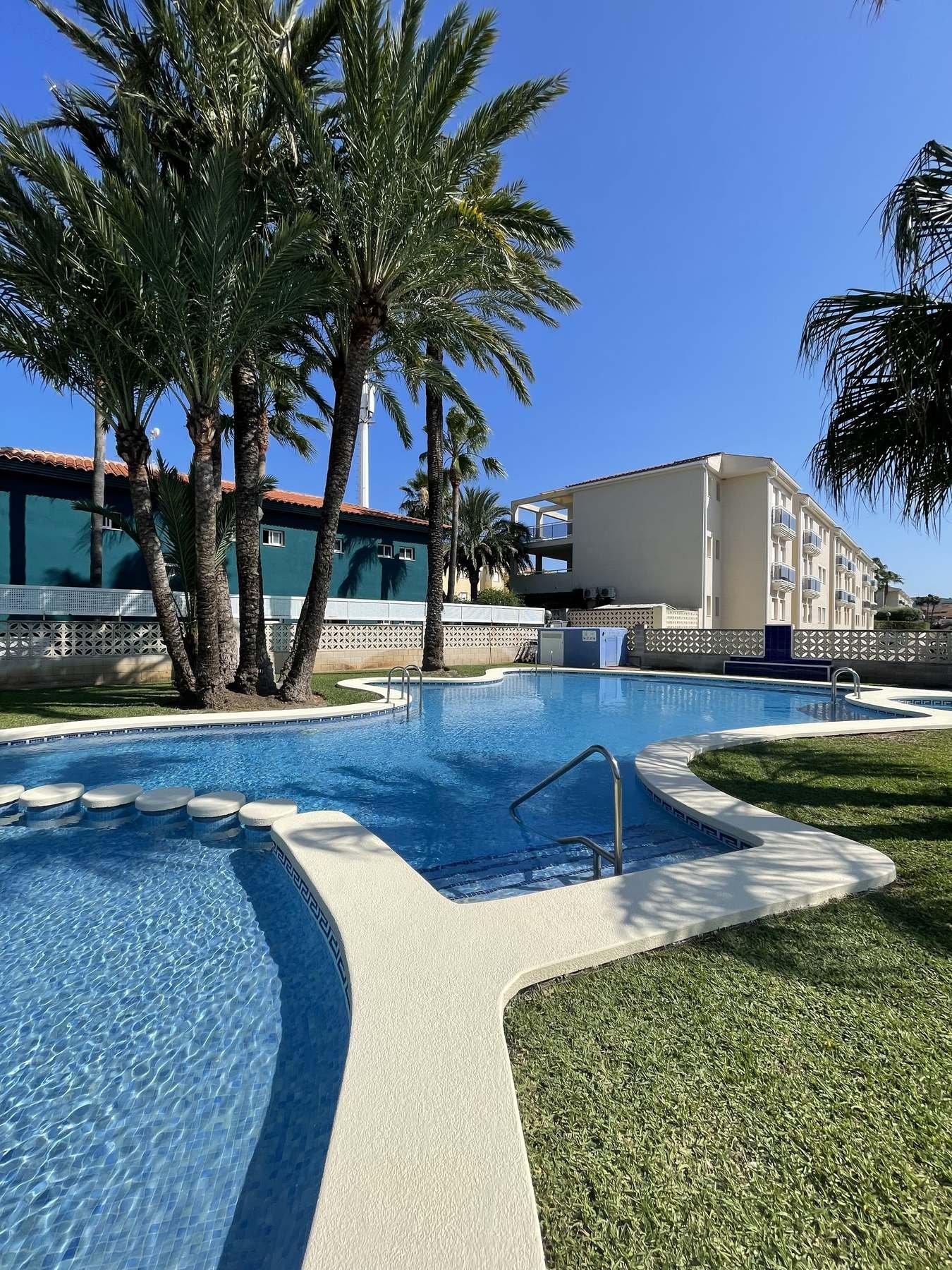 Piscina de comunidad de apartamentos en Dénia