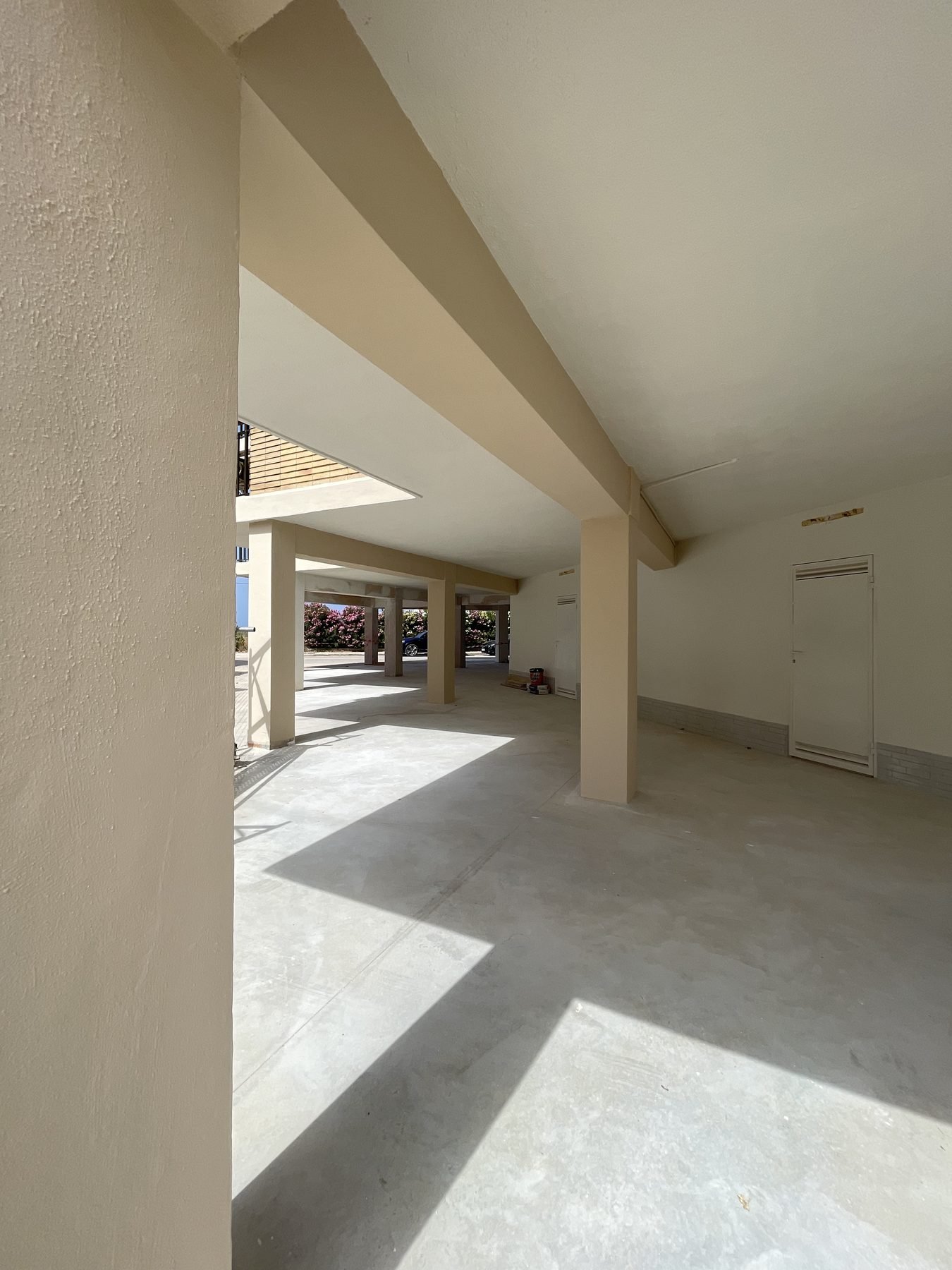 Porche y zona de acceso cubierta recién rehabilitada en el edificio Las Naranjas, Dénia