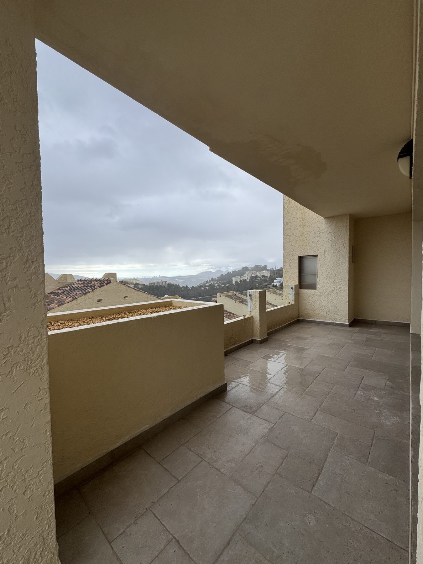 Terraza con suelo nuevo y vistas a la bahía de Altea