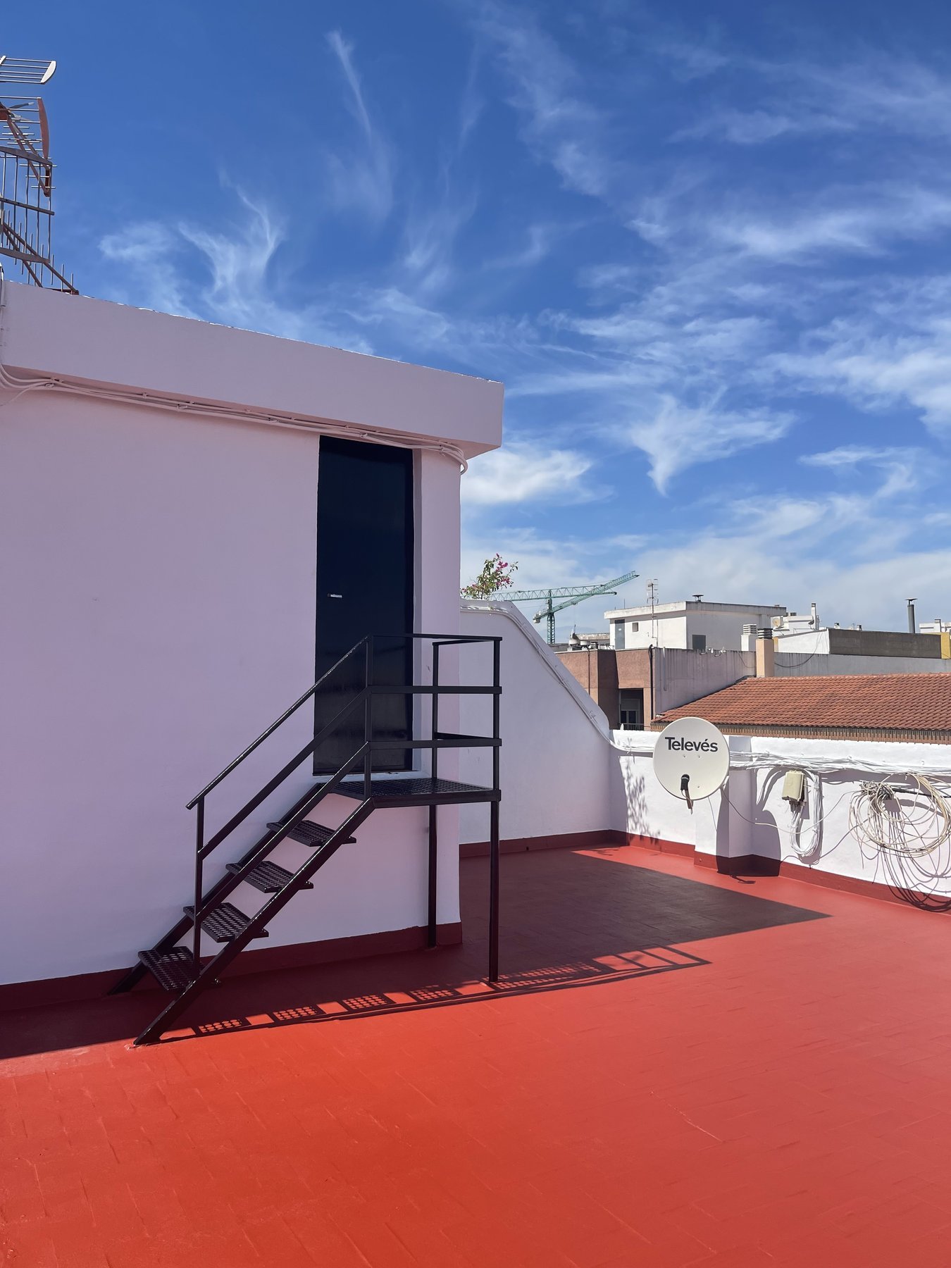Azotea urbana con suelo pintado en rojo teja en Gandía